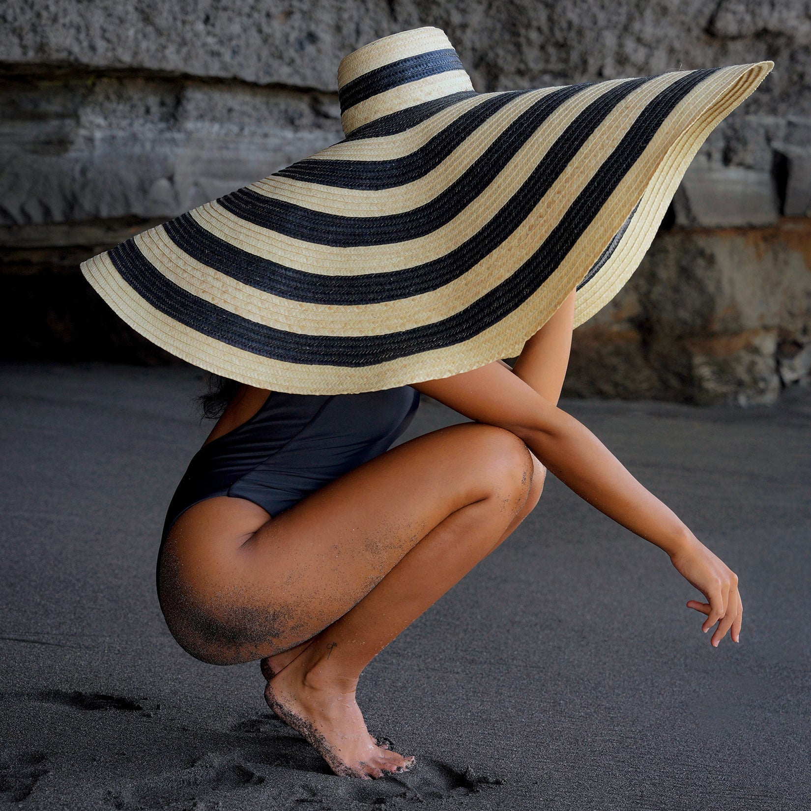 SOLANA Oversized Striped Straw Hat in Black & Natural