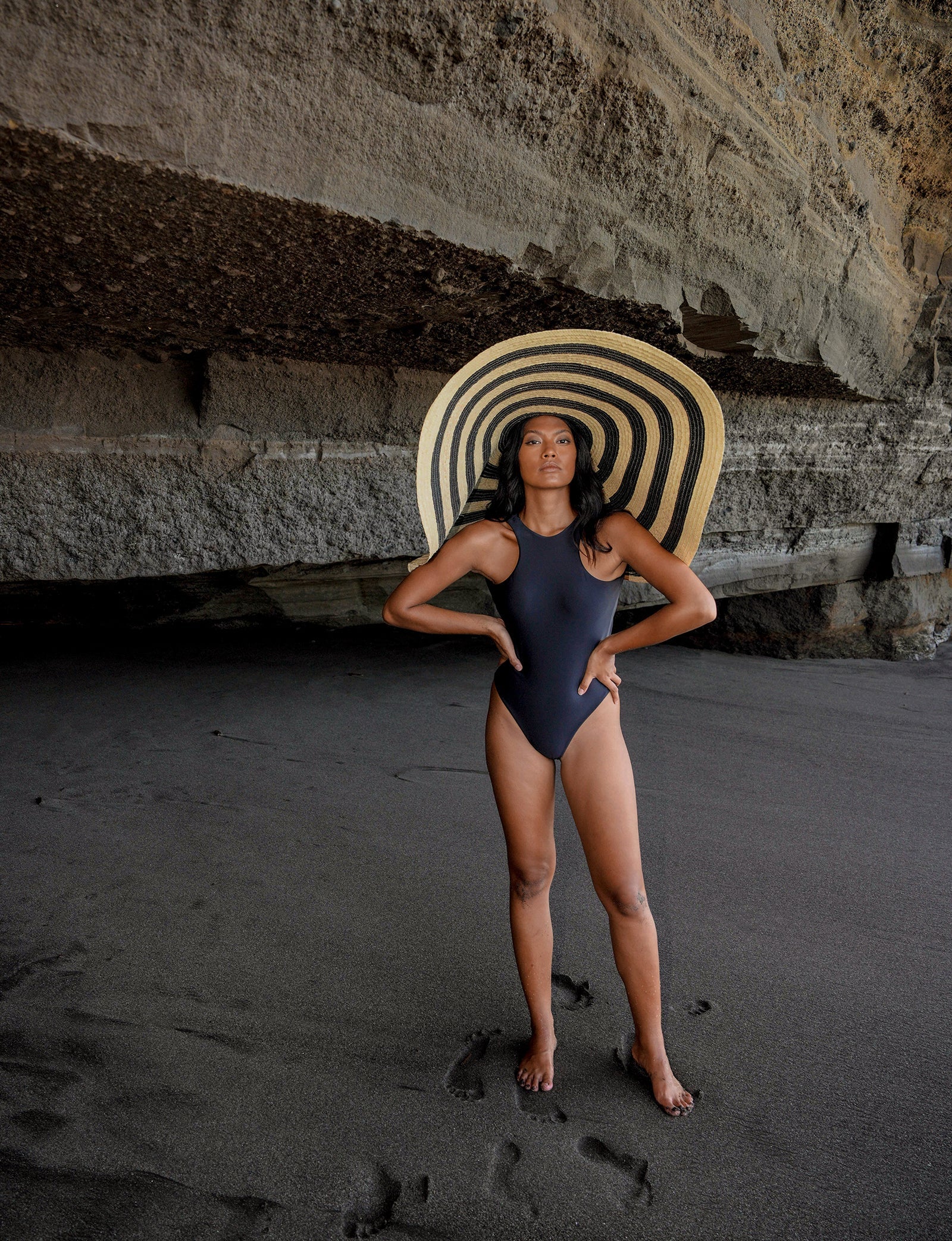 SOLANA Oversized Striped Straw Hat in Black & Natural